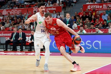 GRAF4197. ZARAGOZA (ESPAÑA), 23/04/2023.- Tryggvi Hlinason (32) en acción ante Nihad Djedovic del Unicaja hoy, durante un partido de la liga ACB, entre Zaragoza Casademont y Unicaja, en Zaragoza (España). EFE/ Javier Belver
