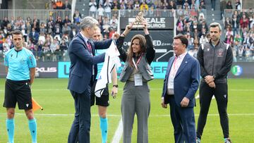 Partido entre BURGOS CF - LEVANTE UD en el estadio EL PLANTÍO. Homenaje a Cristina Gutiérrez.