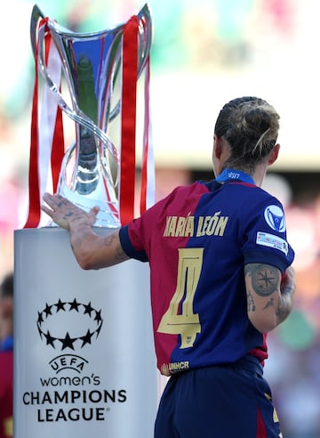 Mar¨ªa Le¨®n toca el trofeo de la Champions League.