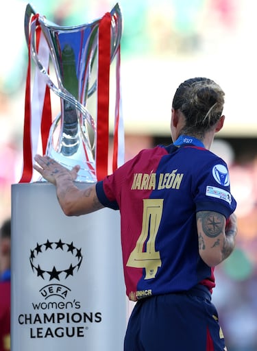 María León toca el trofeo de la Champions League.