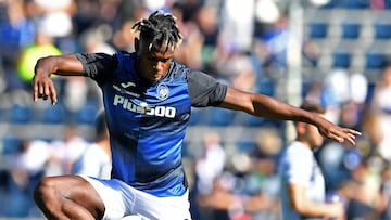 Duván Zapata durante el calentamiento antes de un partido con Atalanta.