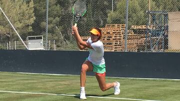 Garbi&ntilde;e Muguruza entren&aacute;ndose en Mallorca sobre pista de hierba. 