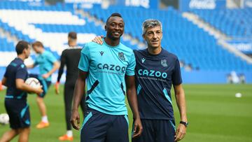 GRAFCAV9196. SAN SEBASTIÁN, 02/09/2022.- El delantero nigeriano de la Real Sociedad Sadiq Umar posa junto al entrenador blanquiazul, Imanol Alguaci (d), este viernes, durante un entrenamiento en el Reale Arena de San Sebastián para preparar el partido que disputarán el sábado en casa ante el Atlético de Madrid. EFE/Gorka Estrada