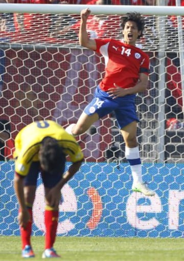 Futbol, Chile vs Colombia
Eliminatorias para Brasil 2014.
El jugador de la seleccion chilena Matias Fernandez, derecha, celebra tras marcar su gol contra Colombia durante el partido clasificatorio al mundial de Brasil 2014 disputado en el estadio Monumental en Santiago, Chile.