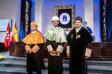 Nadal luce el birrete académico tras recibir la máxima distinción de la UPM, acompañado por las autoridades que encabezaron el acto, con el rector y el padrino de la investidura presentes en la ceremonia.