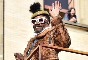 El cantante lució espectacular durante su paso por el gran desfile.