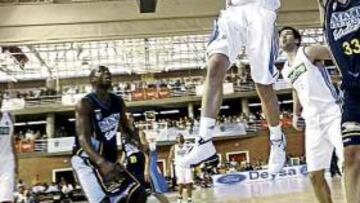 <b>BUENA IMAGEN. </b>Llull supera a Beirán en una penetración.