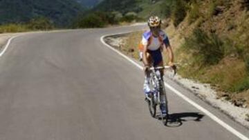 <b>FIGURA LOCAL. </b>Carlos Barredo, el único ciclista asturiano que disputará la Vuelta, realizó ayer la ascensión a La Farrapona acompañado por AS y nos contó sus impresiones.