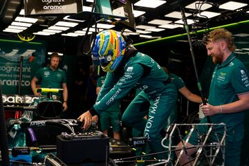 Alonso entrando a su monoplaza antes del comienzo de la tercera ronda de clasificación.
