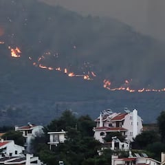 Incendio forestal cerca Atenas: obliga a evacuar hospitales y varias localidades