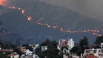 Incendio forestal cerca Atenas: obliga a evacuar hospitales y varias localidades