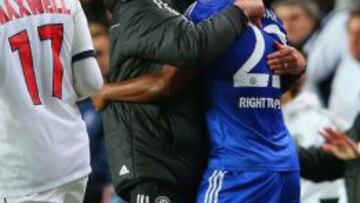 Mourinho se abraza a William.