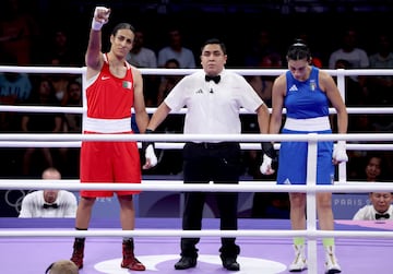 Imane Khelif (I) de Argelia fue declarada ganadora porque Angela Carini de Italia abandonó su combate en los octavos de final de 66 kg Femenino en los Juegos Olímpicos de París 2024.