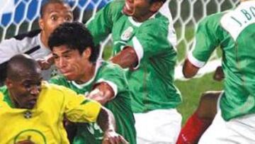 <b>DE CABEZA. </b>El delantero Borguetti logró el gol que dio el triunfo a México de cabeza tras el lanzamiento de un córner.