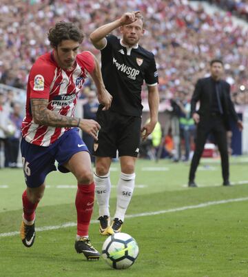 El defensa croata del Atleti Sime Vrsaljko disputa un balón con el jugador danés del Sevilla Michael Krohn-Dehli 