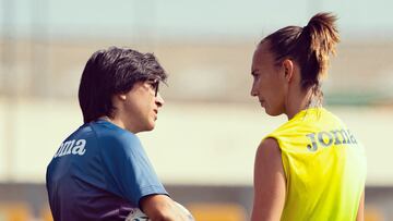 Sara Monforte y Virginia Torrecilla, entrenadora y jugadora del Villarreal.