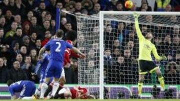De Gea desvía un disparo del Chelsea.