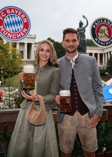  Sven Ulreich con su esposa, Lisa Ulreich, durante la fiesta del Oktoberfest celebrada en Múnich.