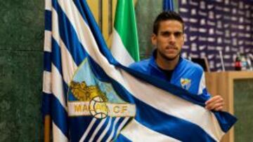 Recio posa con la bandera del M&aacute;laga durante su renovaci&oacute;n