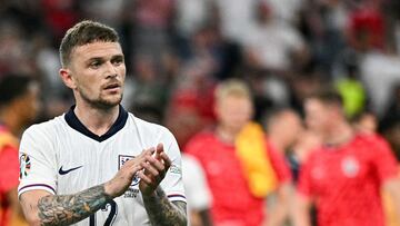 Kieran Trippier, jugador del Newcastle, aplaude a los aficionados tras un partido con la Selección inglesa.