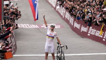 Pogacar celebra su victoria en la Piazza del Campo de Siena.