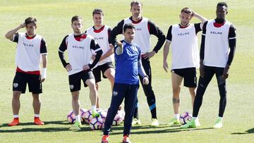 M&iacute;chel da instrucciones a la plantilla.