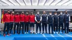 Los equipos de Espa&ntilde;a y Ruman&iacute;a de Copa Davis posan para la foto de familia tras el sorteo de los partidos de la eliminatoria.