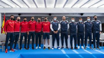 Los equipos de Espa&ntilde;a y Ruman&iacute;a de Copa Davis posan para la foto de familia tras el sorteo de los partidos de la eliminatoria.