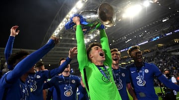 Kepa Arrizabalaga levanta la copa de la UEFA Champions League tras proclamarse campe&oacute;n de Europa con el Chelsea.