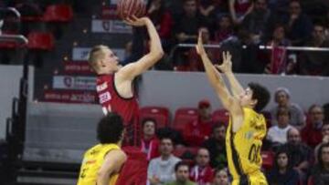 Robin Benzing ante Rodrigo San Miguel.