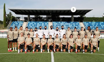 El nuevo equipo femenino del Madrid realizó su primer entrenamiento en las instalaciones de Valdebebas a la espera de los futuros fichajes.