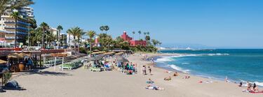 
La playa de Bil-Bil una de las playas más queridas por los habitantes de Benalmádena. Ubicada en pleno corazón de la localidad, se encuentra a camino entre la Playa el Arroyo de la Miel - Los Melilleros y la de Santa Ana. Con una extensión de 400 metros de longitud y unos 20 metros de anchura media, de arena oscura y fina, tiene un el oleaje moderado, lo que la hace perfecta para disfruta de un agradable baño.  Rodeada por un bonito paseo marítimo, su singularidad radica en el castillo que recibe su mismo nombre. De propiedad municipal, en el interior del monumento tiene lugar numerosos actos culturales, lo que hace que esta playa sea un lugar muy concurrido. Si decides pasar un día en esta playa, te recomendamos que vengas preparado y te quedes hasta la noche. la iluminación, sus jardines exteriores y palmeras le dan un encanto único. 