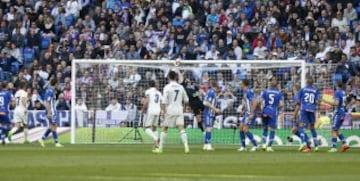 Nacho marca el 3-0 tras un rechace de la falta lanzada por Bale.