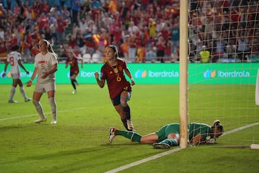 Centro desde la banda de Olga Carmona que remata Aitana Bonmatí dentro del área para ampliar la ventaja justo antes del descanso. 2-0.