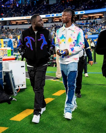 Camavinga con su amigo Owen Ikanza en el Estadio SoFi de Los Angeles Rams, de la NFL estadounidense. 