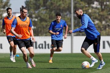 Benzema, con el bal&oacute;n ante la presi&oacute;n de Bale.