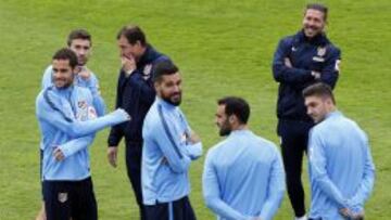 Giménez y Griezmann apuntan al once contra el Málaga