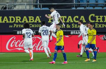 Los jugadores del Real Madrid se acercan a Benzema para festejar con él su primer gol, el 0-1 que encauzó el triunfo en el Carranza.