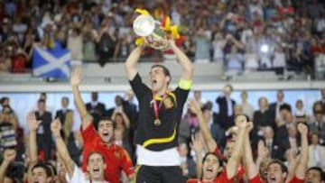 Casillas levanta la Eurocopa de 2008.