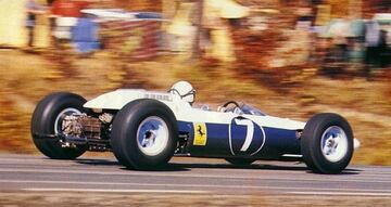 Los buenos resultados de John Surtees con el equipo Bowmaker-Yeoman a los mandos del Lola Mk-4 hicieron que en 1963 lo contratara Ferrari, equipo con el que conseguiría su único título mundial de pilotos en 1964 con el F158. Compitió las dos últimas carreras no con el color Rosso corsa que caracteriza a la escudería sino en blanco y azul,2​ ya que ese coche no salió de la fábrica italiana, sino del equipo norteamericano NART. Esto se hizo como protesta por las disputas entre Ferrari y las autoridades italianas de automovilismo que rechazaban la homologación del motor central en los coches de Ferrari.