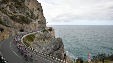 Imagen de la Milán-San Remo 2023 bordeando el Mar Mediterráneo.