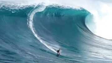 El surfista brasileño Lucas 'Chumbo' Chianca surfeando una ola gigante en Cortes Bank (San Diego, California), el viernes 13 de enero del 2023.