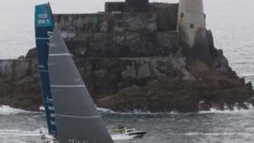 <b>EL 'TELEFÓNICA'. </b>El barco de Iker y Xabi rodean la Fastnet Rock.