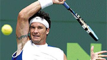 <b>SIN RESPUESTA.</B> Carlos Moyá no pudo con el extraordinario tenis que desplegó Andre Agassi en la final de Cayo Vizcaino.