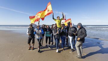 Guillermo Carracedo, bandera de Espa&ntilde;a en mano, sacado a hombros del agua en Dinamarca tras ganar el Europeo de Stand Up Paddle Surf (SUP), el 29 de agosto del 2022. 