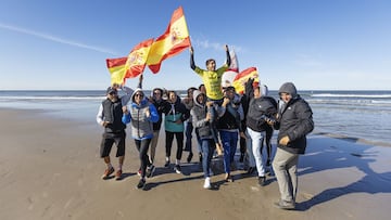 Guillermo Carracedo, bandera de Espa&ntilde;a en mano, sacado a hombros del agua en Dinamarca tras ganar el Europeo de Stand Up Paddle Surf (SUP), el 29 de agosto del 2022. 