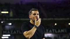 Dejan a Nicolás Larcamón colgando