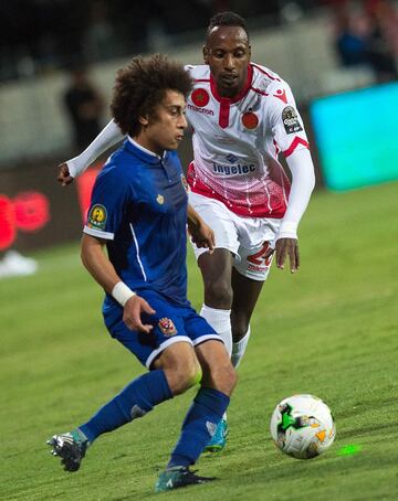 Wydad Casablanca's Abdeladim Khadrouf (R) vies for the ball against Al-Ahly's Hussein Sayed during the CAF Champions League final football match between Egypt's Al-Ahly and Morocco's Wydad Casablanca on November 4, 2017, at Mohamed V Stadium in Casablanca