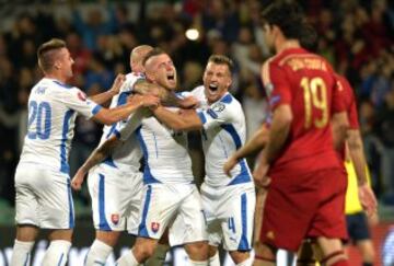 1-0. Juraj Kucka celebra el primer gol con sus compañeros.