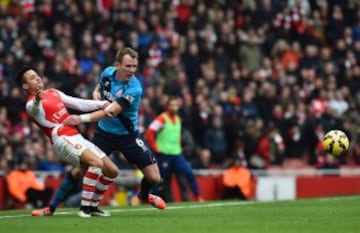 Alexis Sánchez fue la mejor figura de Arsenal: anotó doblete y dio el pase para el tercer gol, en el triunfo sobre Stoke City.